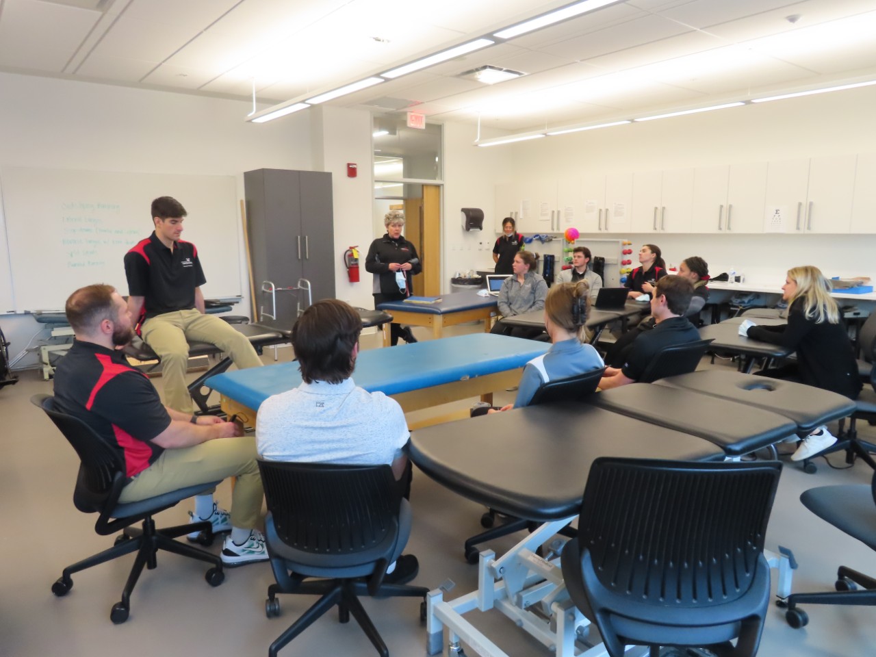 Students working in Physical Therapy Clinic